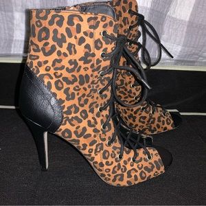 Shoedazzle heeled lace up bootie